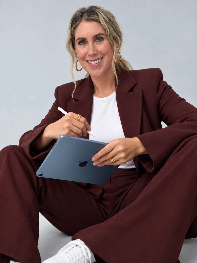 Lidia García trabajando con una tableta
